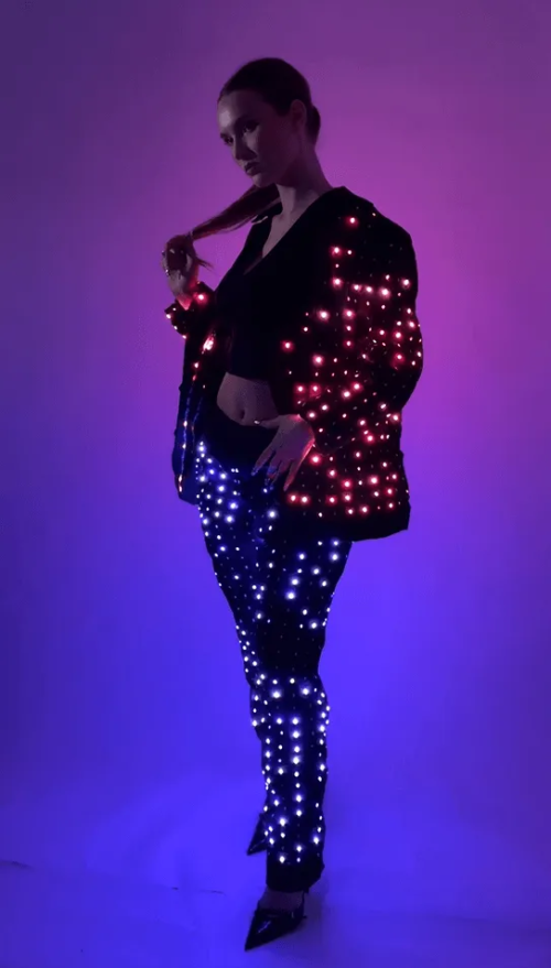 LED suit suitable for various performance arts